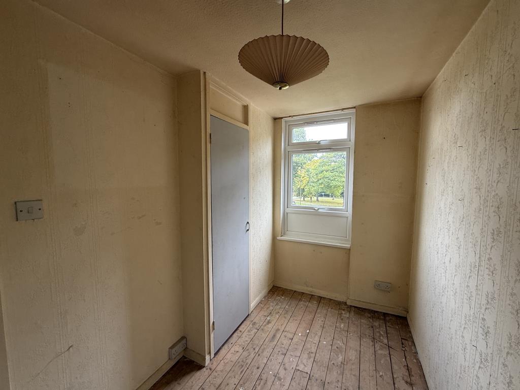 Lot: 175 - HOUSE IN NEED OF IMPROVEMENT - Bedroom 3 in house in need of refurbishment